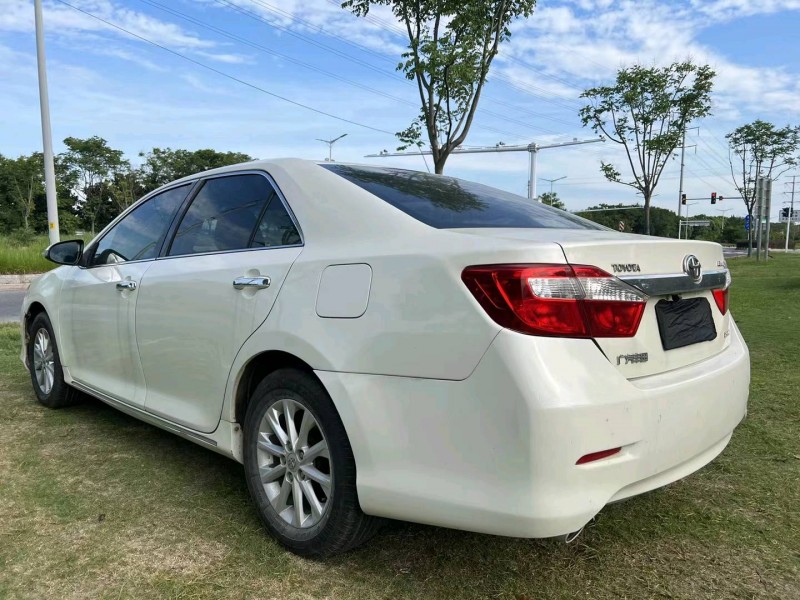 泰州13年丰田凯美瑞3