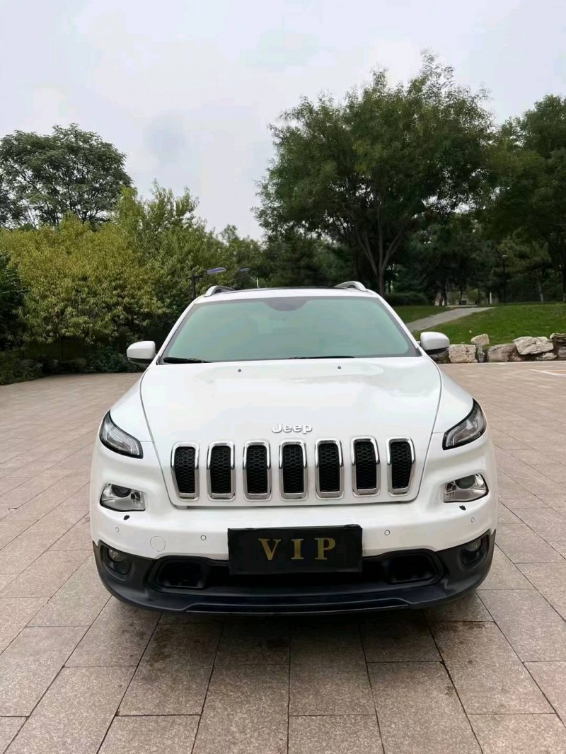 邢臺17年Jeep自由光1