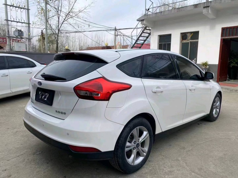 济宁16年福特福克斯7