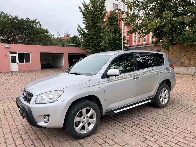 东营13年丰田RAV42