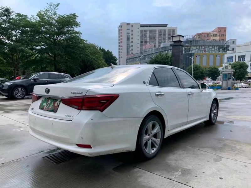 东莞17年丰田皇冠4