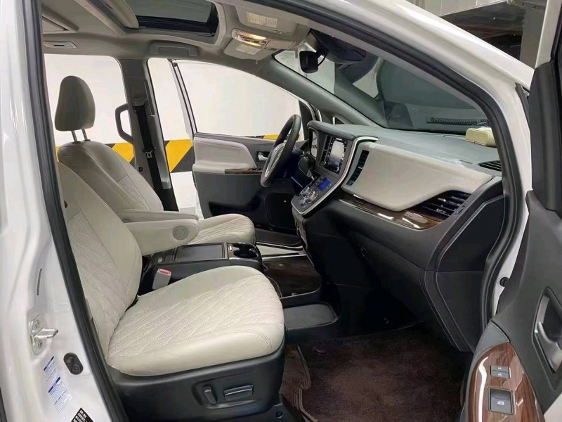 成都20年丰田塞纳4