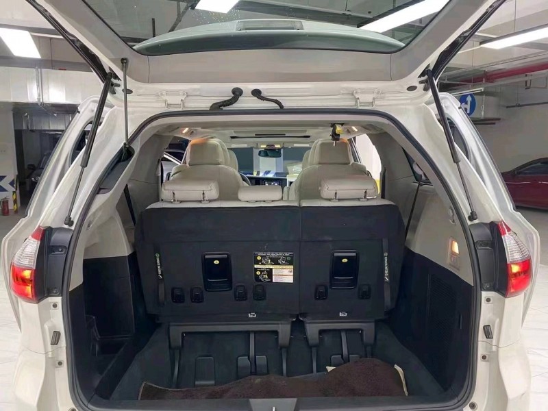 成都20年丰田塞纳8