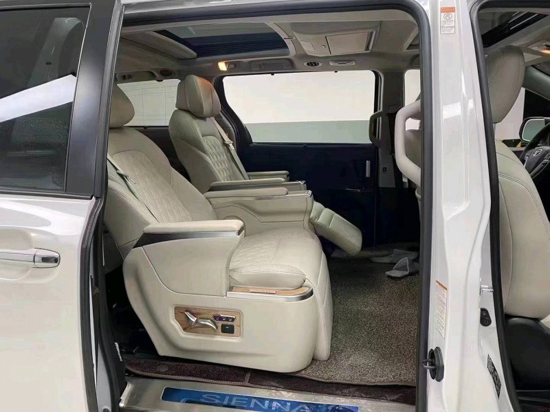 成都20年丰田塞纳7