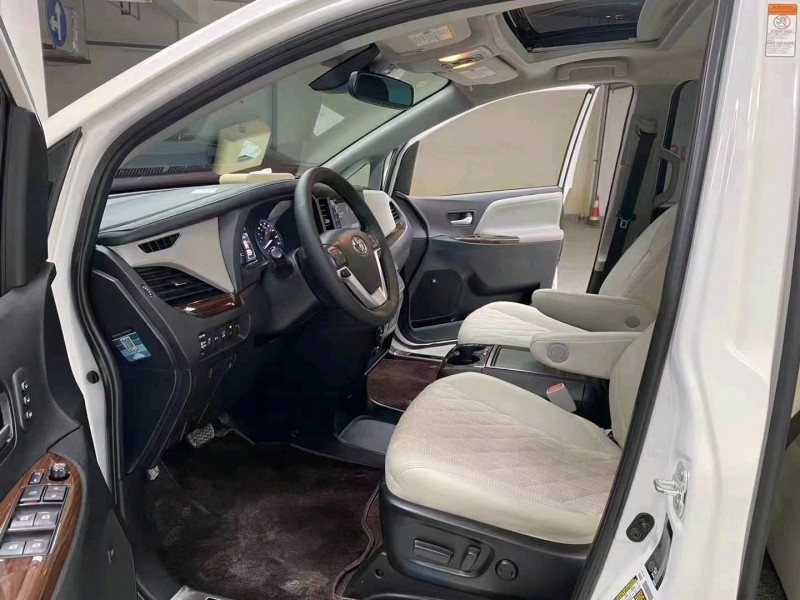 成都20年丰田塞纳9