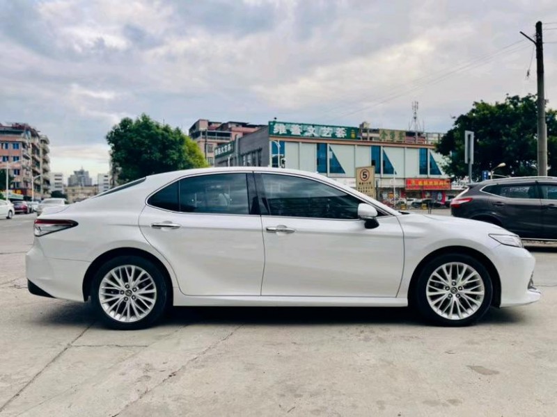 东莞18年丰田凯美瑞8