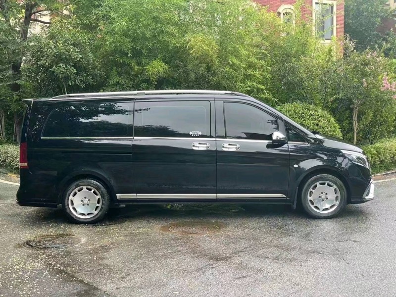 青岛17年奔驰威霆2