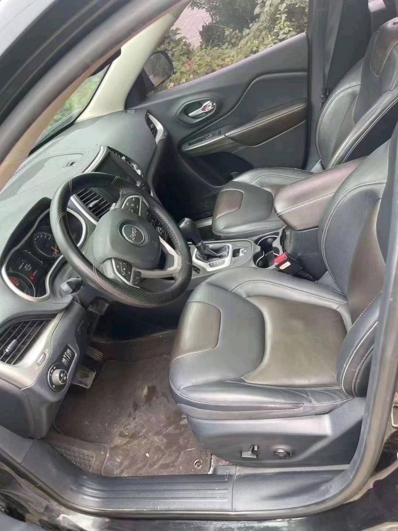 枣庄16年Jeep自由光2