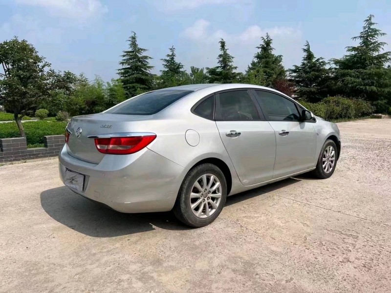 青岛11年别克英朗2