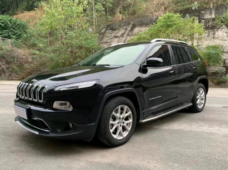 枣庄17年Jeep自由光2