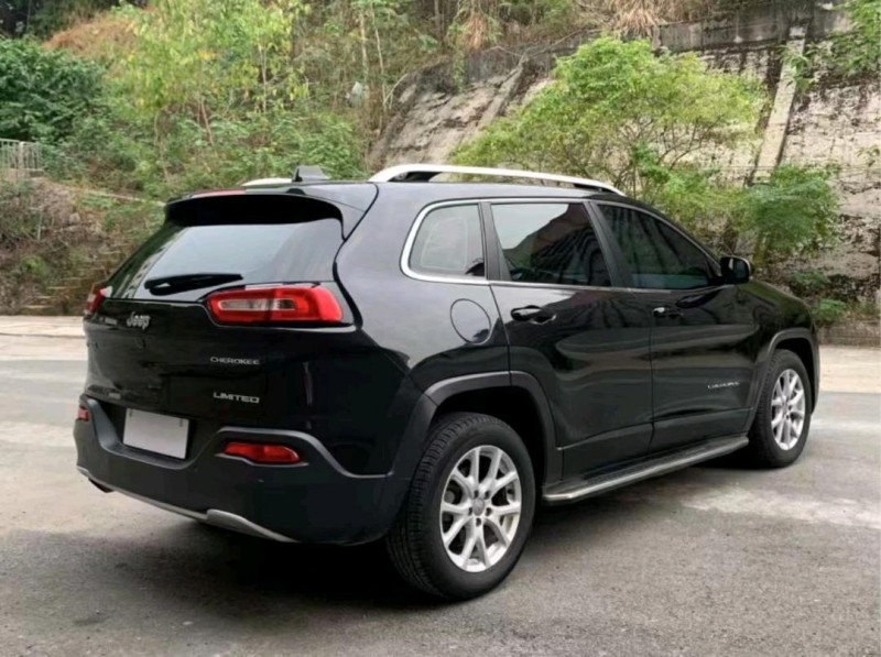 枣庄17年Jeep自由光3