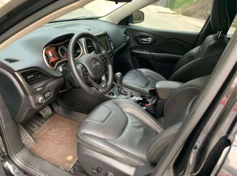 枣庄17年Jeep自由光5