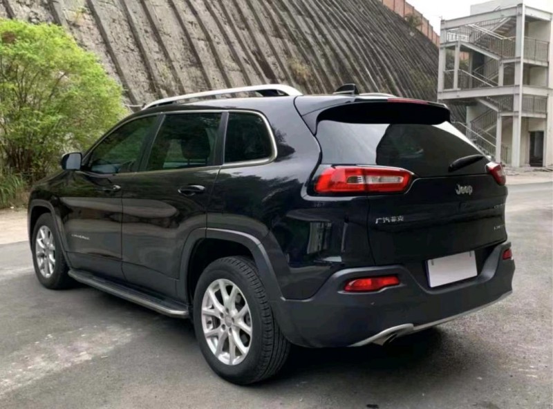 枣庄17年Jeep自由光6