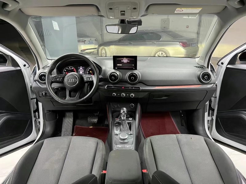 成都19年奥迪Q34