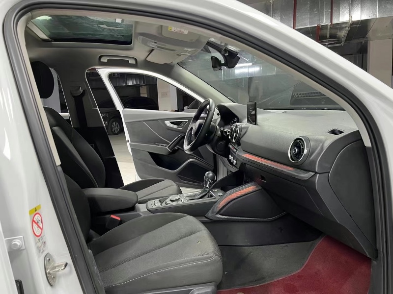 成都19年奥迪Q38