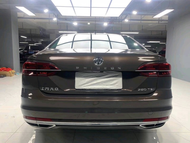 成都18年大众辉昂8