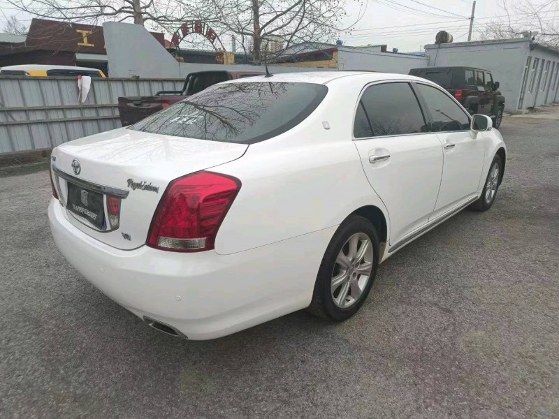 保定10年丰田皇冠4