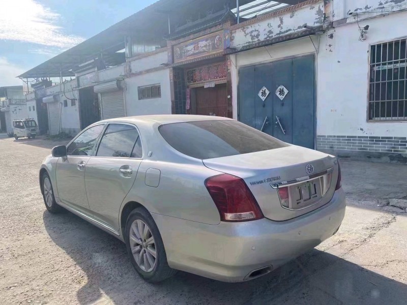 北京11年丰田皇冠8