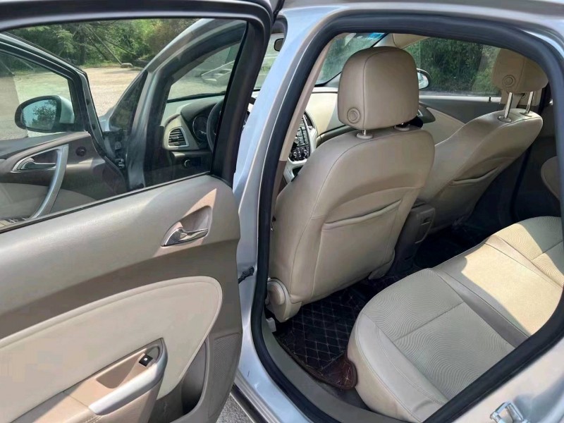 青岛11年别克英朗4