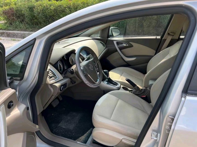 青岛11年别克英朗7