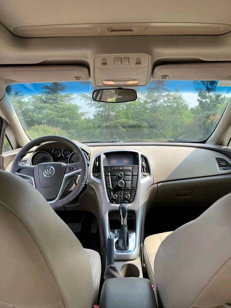 青岛11年别克英朗8