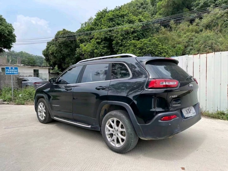 中山16年Jeep自由光5