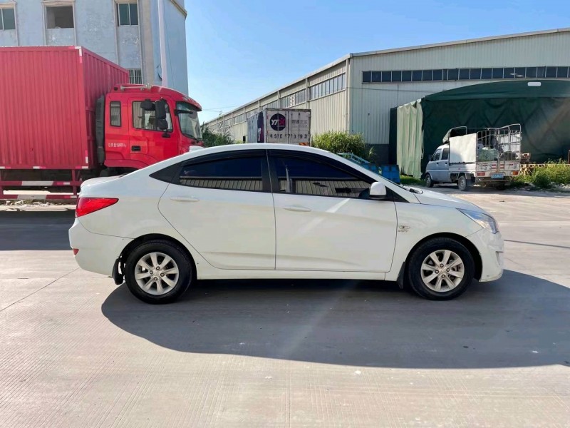 东莞13年现代瑞纳8