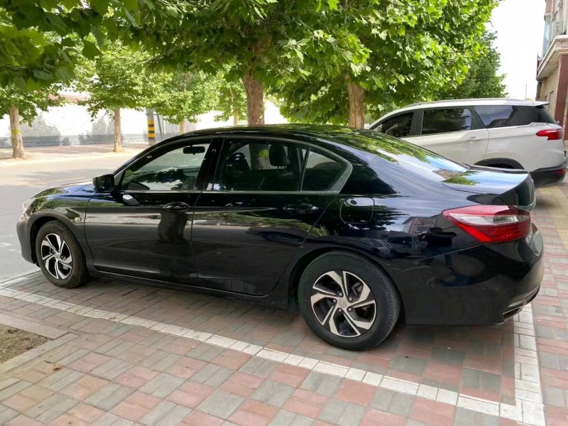 邢台17年本田雅阁3