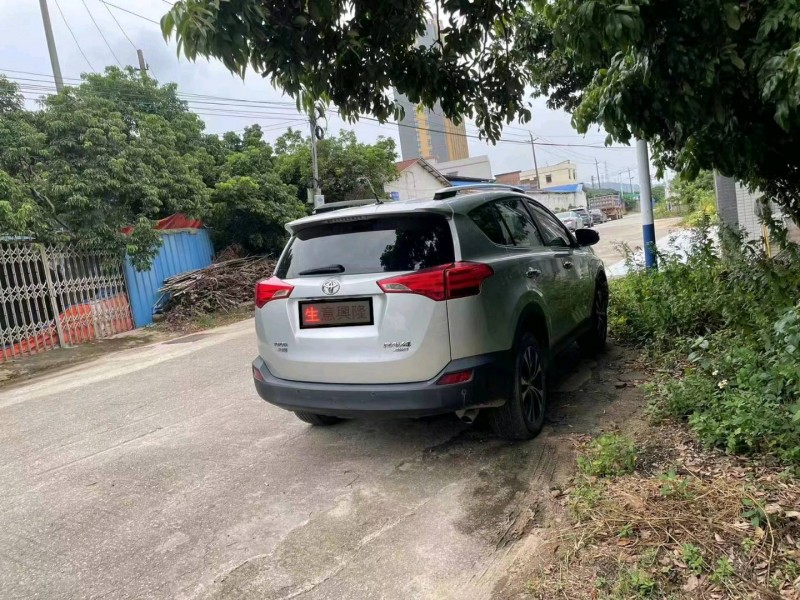 广州13年丰田RAV43
