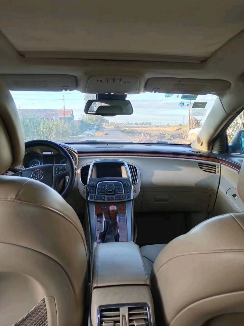 东营10年别克君越8