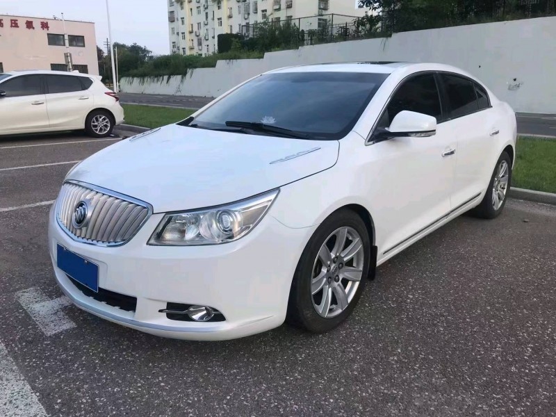 青岛12年别克君越8