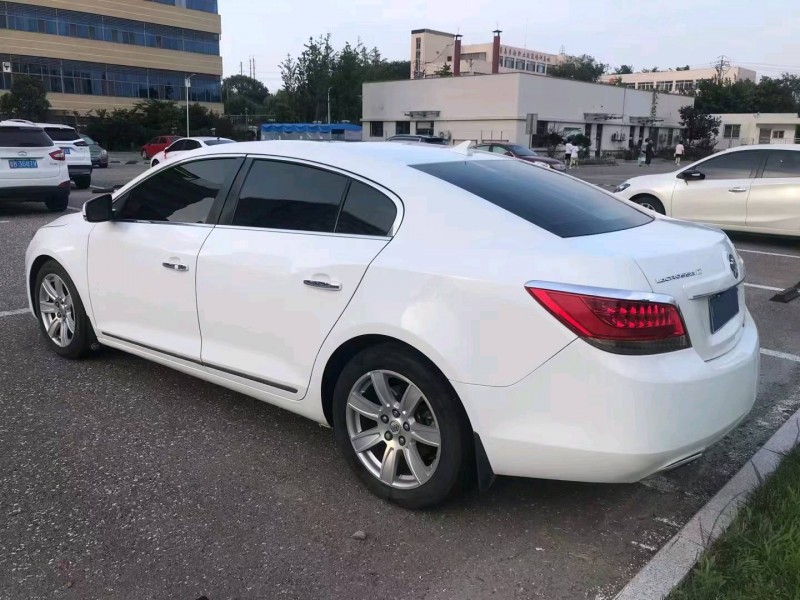 青岛12年别克君越3