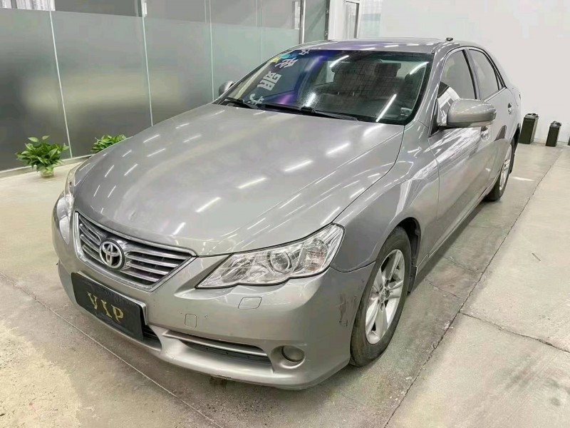 济宁11年丰田锐志8