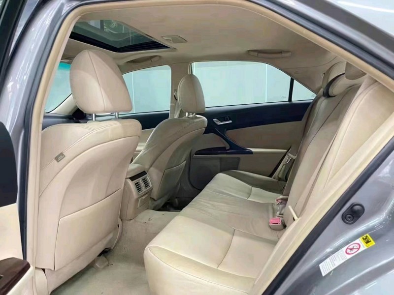 济宁11年丰田锐志6