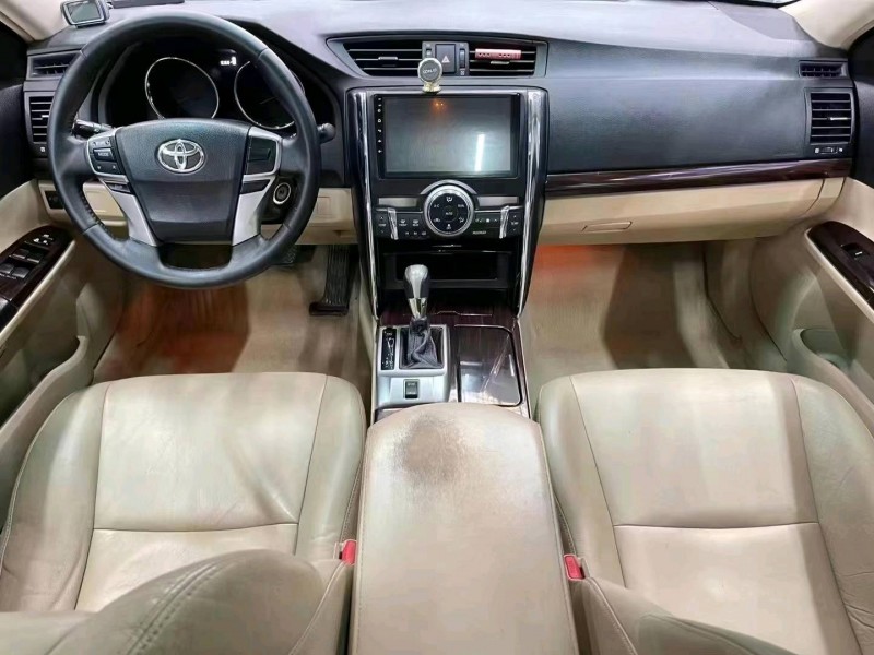 济宁11年丰田锐志5