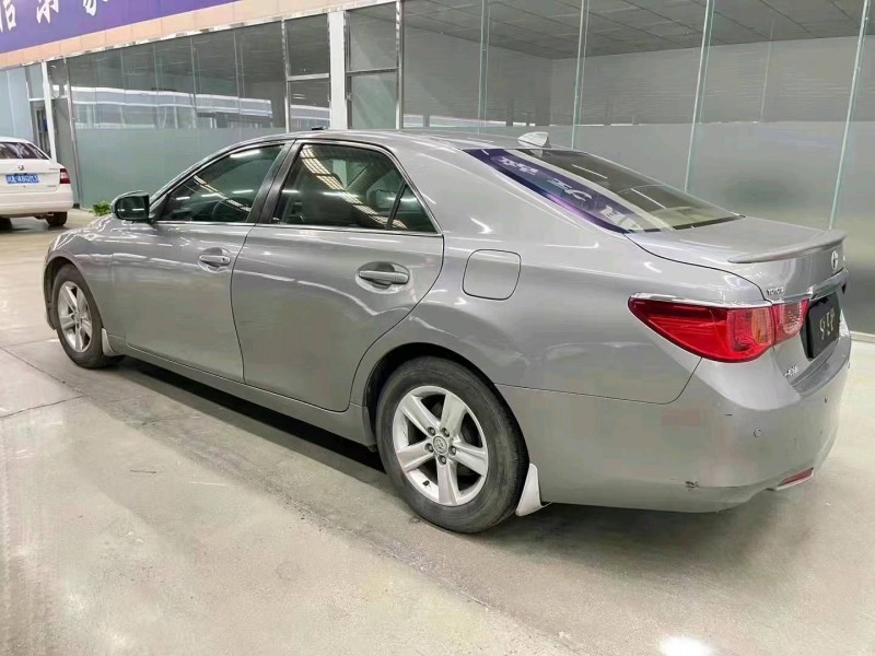 济宁11年丰田锐志3