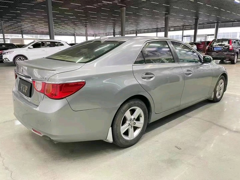 济宁11年丰田锐志2