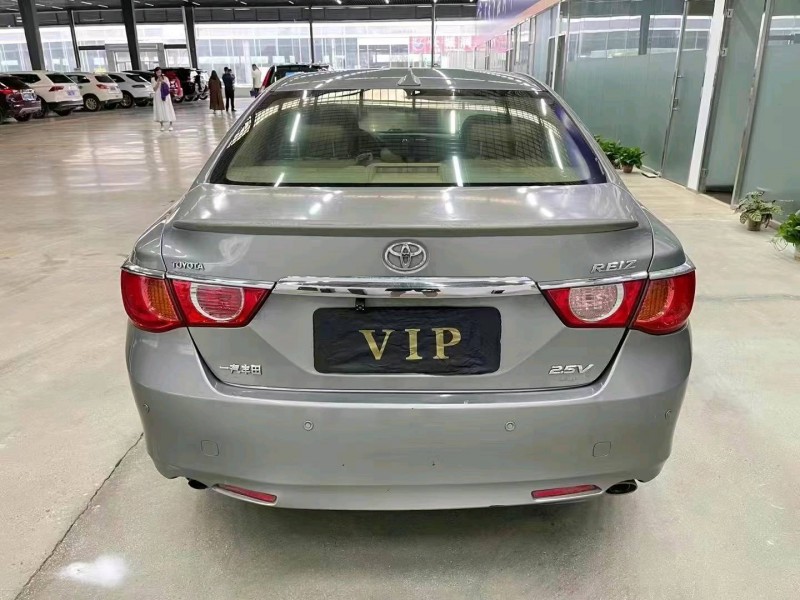 济宁11年丰田锐志1