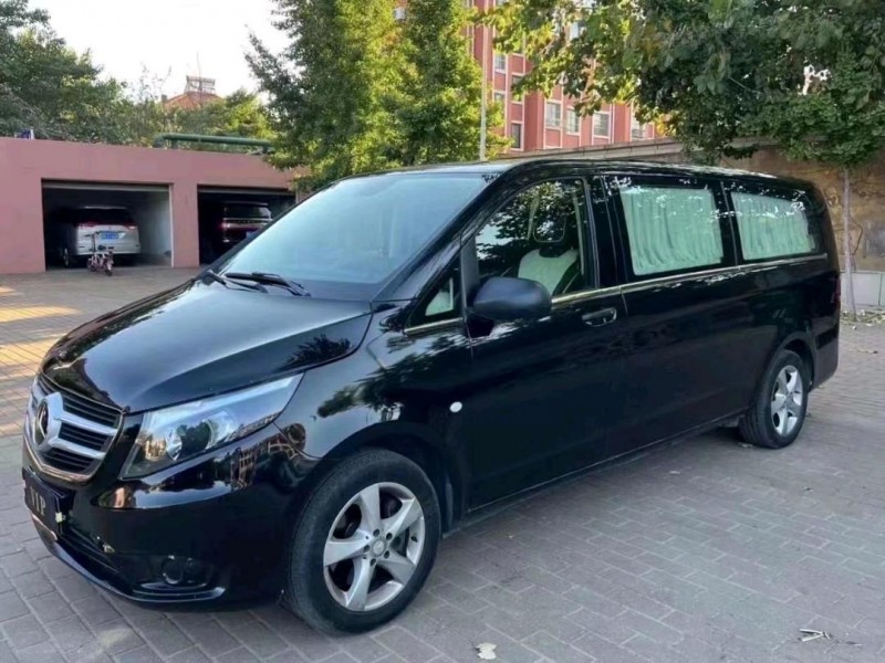 青岛18年奔驰威霆3