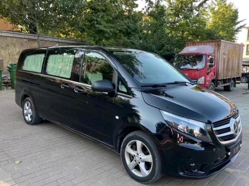 青岛18年奔驰威霆2