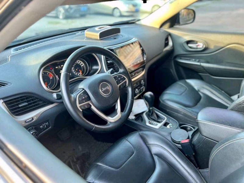 东莞16年Jeep自由光3