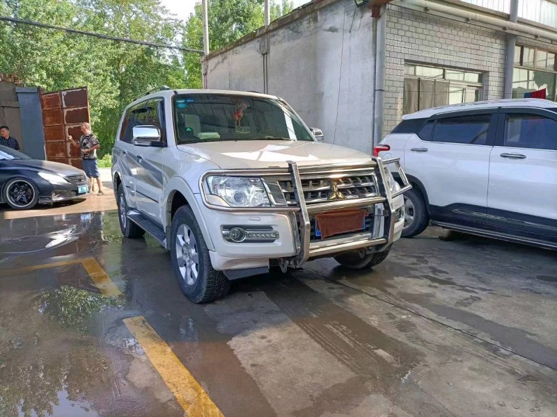 保定18年三菱帕杰罗3