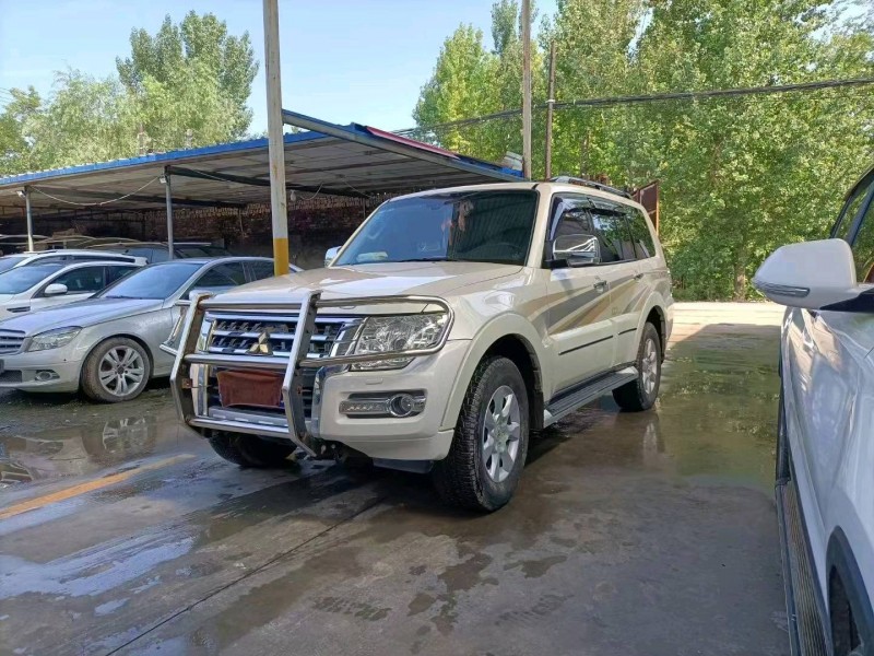 保定18年三菱帕杰罗2