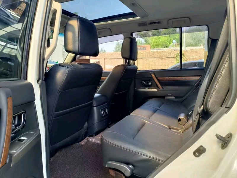 保定18年三菱帕杰罗8