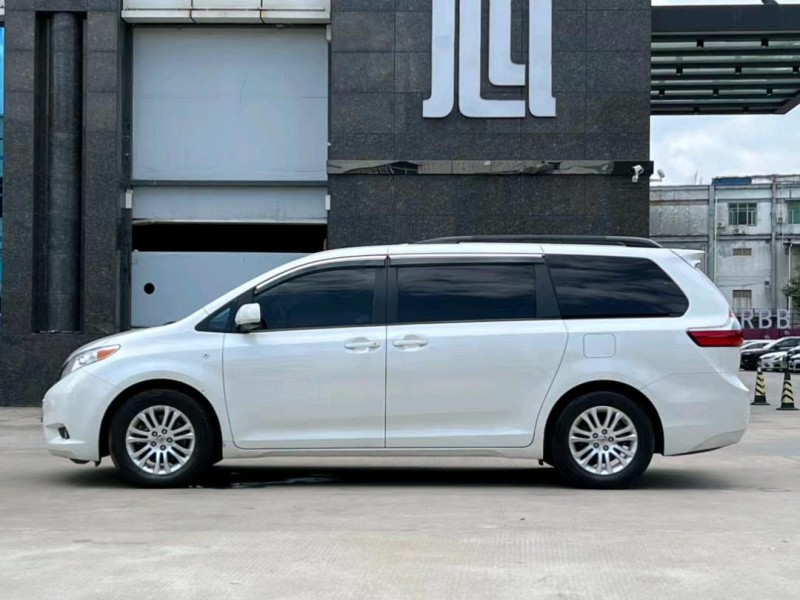 东莞17年丰田塞纳4