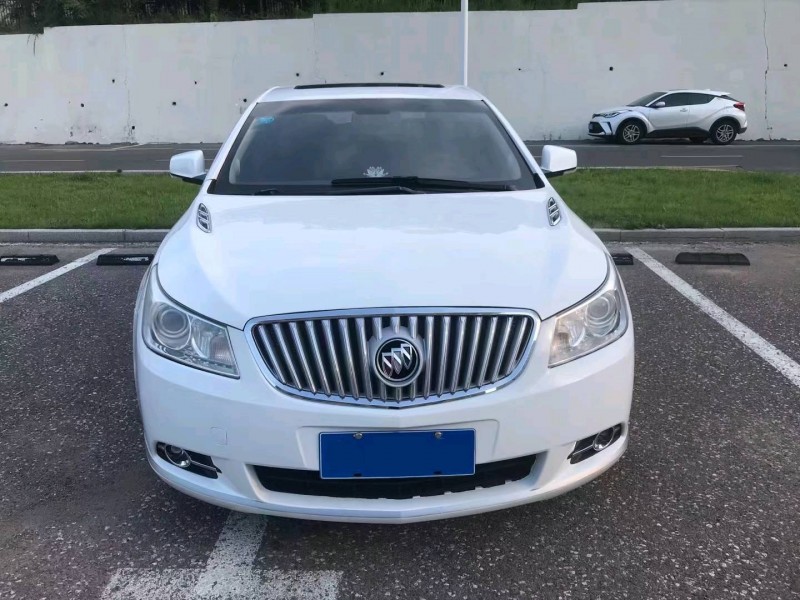 青岛12年别克君越9