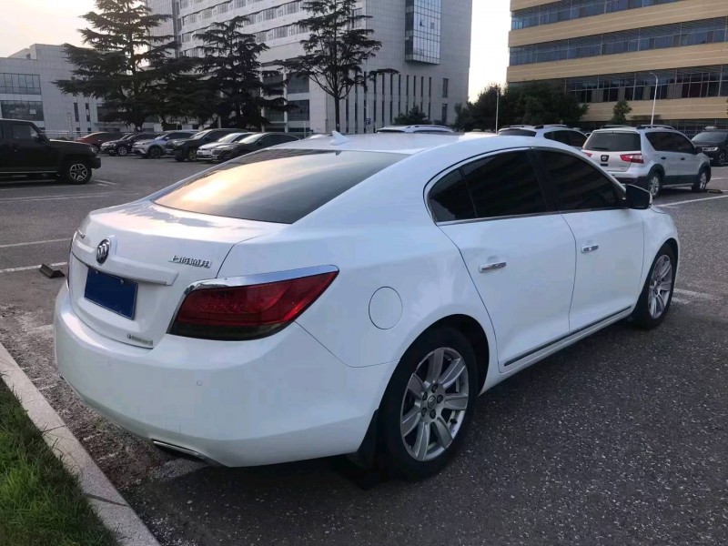 青岛12年别克君越6