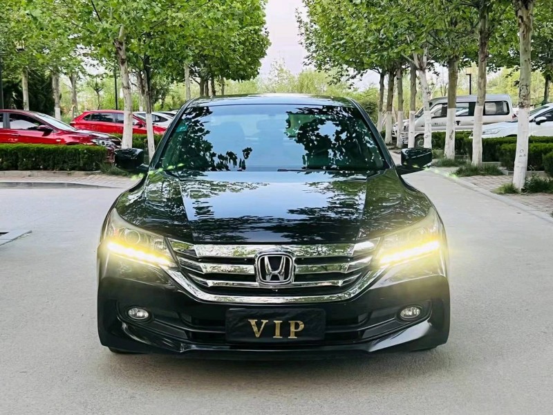 青岛14年本田雅阁1