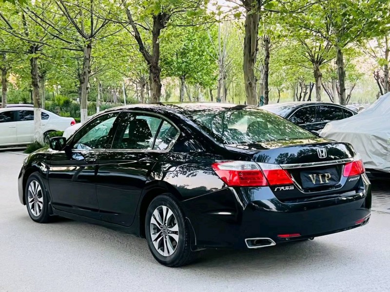 青岛14年本田雅阁4