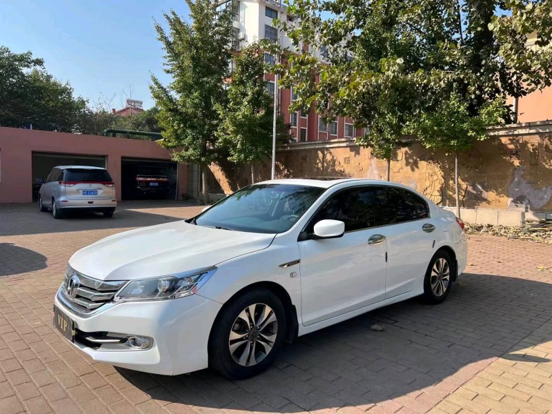 青岛16年本田雅阁2